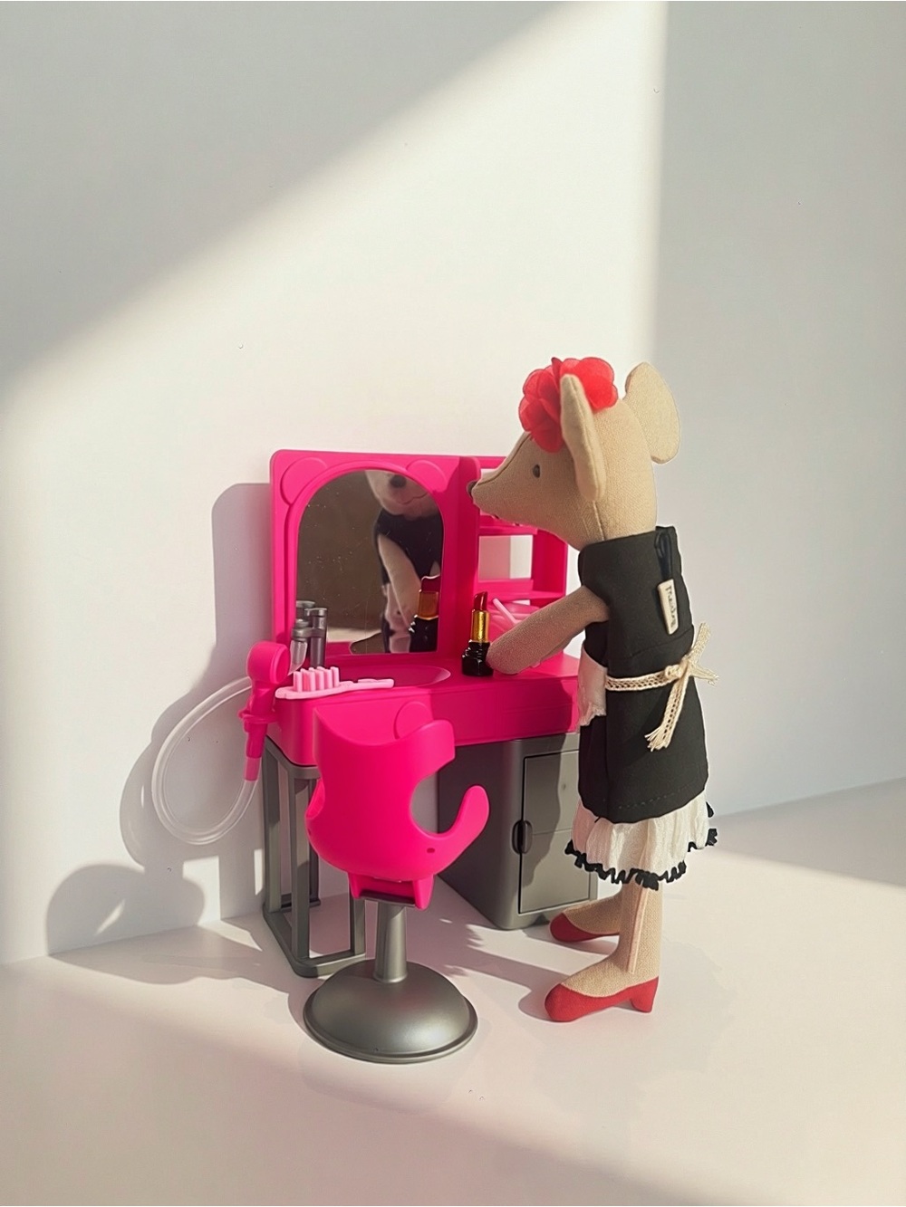 Miniature Salon Vanity 8 Piece Playset